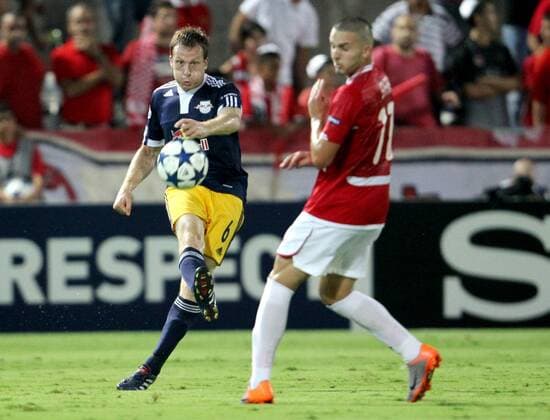 FUSSBALL - CL Play-Off, TEL AVIV,24.AUG.10 - FUSSBALL - UEFA Champions League, Play-Off, Hapoel Tel Aviv (rot) vs Red Bull Salzburg (dunkelblau). Bild zeigt Christian Schwegler (RBS) und Ben Sahar (Tel Aviv). 