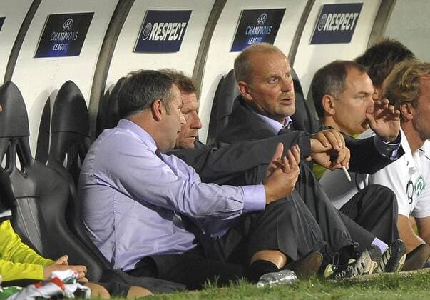 Geschäftsführer Klaus Allofs, Co Trainer Wolfgang Rolff und Trainer Thomas Schaaf (v.li., alle Werder Bremen) ratlos --- Sampdoria Genua (blau) vs SV Werder Bremen (weiß) Champions League 2010 2011 Play-offs 2nd leg Stadio Luigi Ferraris di Marassi, Genua giorgioxperottino o0 Funktionär