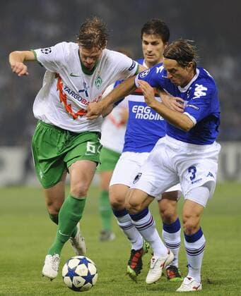Tim Borowski (Werder Bremen) gegen Reto Ziegler (Sampdoria Genua) --- Sampdoria Genua (blau) vs SV Werder Bremen (weiß) Champions League 2010 2011 Play-offs 2nd leg Stadio Luigi Ferraris di Marassi, Genua 