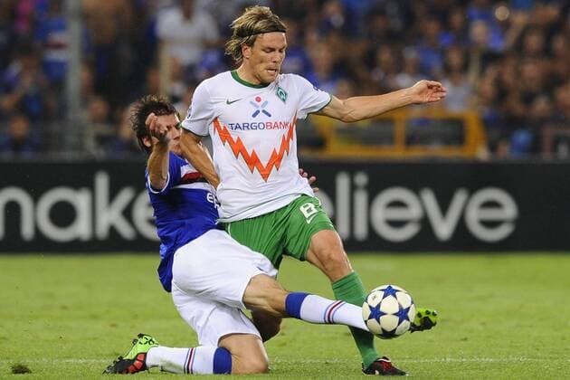 Daniele Dessena (li., Sampdoria Genua) gegen Clemens Fritz (Werder Bremen) Sampdoria Genua vs Werder Bremen Champions League 2010 2011 Play-offs 2nd leg Stadio Luigi Ferraris di Marassi, Genua 