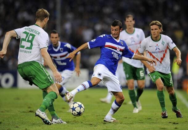 FUSSBALL CHAMPIONS LEAGUE SAISON 2010 2011 PLAY-OFFS Sampdoria Genua (blau) - SV Werder Bremen (weiß), am 24.08.2010 --- Stefano GUBERTI (Mitte, Genua) gegen Per Mertesacker (li) und Clemens Fritz (re, beide SV Werder Bremen) ---  FUL99240810002