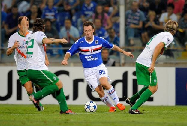 FUSSBALL CHAMPIONS LEAGUE SAISON 2010 2011 PLAY-OFFS Sampdoria Genua (blau) - SV Werder Bremen (weiß), am 24.08.2010 --- Antonio Cassano (Mitte, Genua) gegen Torsten Frings (li) und Clemens Fritz (re, beide SV Werder Bremen) ---  FUL99240810003