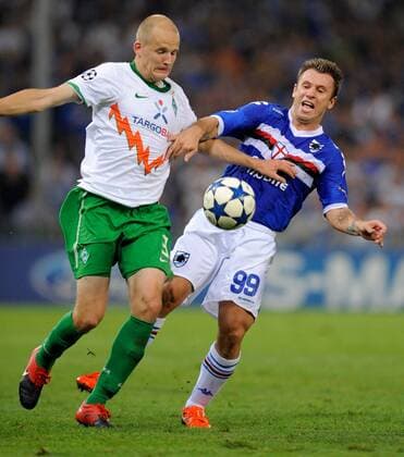 FUSSBALL CHAMPIONS LEAGUE SAISON 2010 2011 PLAY-OFFS Sampdoria Genua (blau) - SV Werder Bremen (weiß), am 24.08.2010 --- Antonio Cassano (re, Genua) gegen Petri PASANEN (li, SV Werder Bremen) ---  FUL99240810004