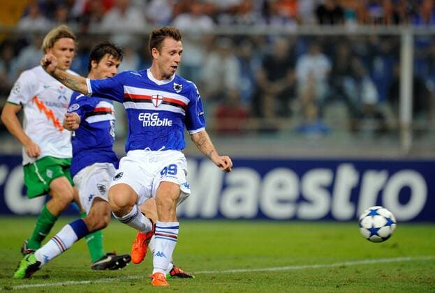 FUSSBALL CHAMPIONS LEAGUE SAISON 2010 2011 PLAY-OFFS Sampdoria Genua (blau) - SV Werder Bremen (weiß), am 24.08.2010 --- Antonio Cassano (Genua) erzielt das 3:0 ---  FUL99240810005 o0 Werbebande Bande Werbung Sponsor Wirtschaft Maestro Card