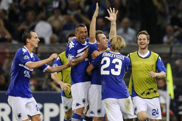 Antonio Cassano (Sampdoria Genua) - Torjubel mit seinen Teamkollegen --- Sampdoria Genua (blau) vs SV Werder Bremen (weiß) Champions League 2010 2011 Play-offs 2nd leg Stadio Luigi Ferraris di Marassi, Genua  o0 Jubel Freude
