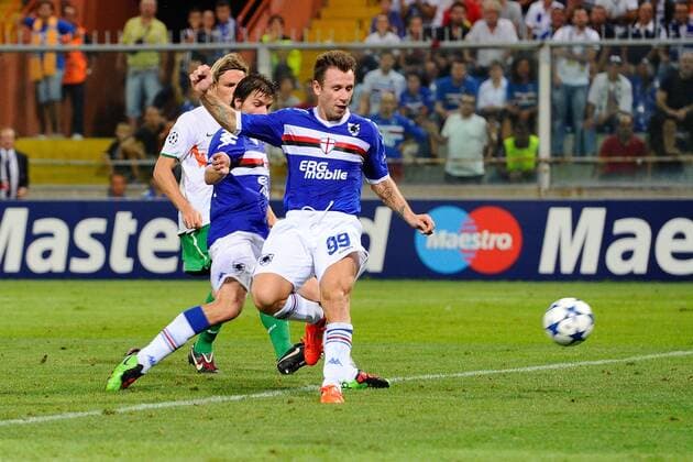Antonio Cassano (Sampdoria Genua) erzielt das 3:0 --- Sampdoria Genua (blau) vs SV Werder Bremen (weiß) Champions League 2010 2011 Play-offs 2nd leg Stadio Luigi Ferraris di Marassi, Genua 