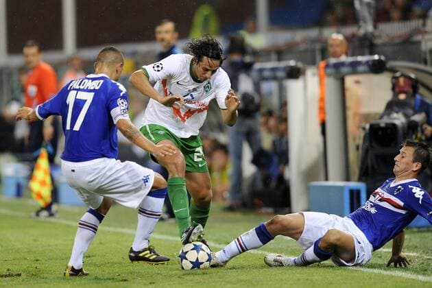 Claudio Pizarro (Mitte, Werder Bremen) gegen Angelo Palombo (li.) und Daniele Gastaldello (beide Sampdoria Genua) --- Sampdoria Genua (blau) vs SV Werder Bremen (weiß) Champions League 2010 2011 Play-offs 2nd leg Stadio Luigi Ferraris di Marassi, Genua 
