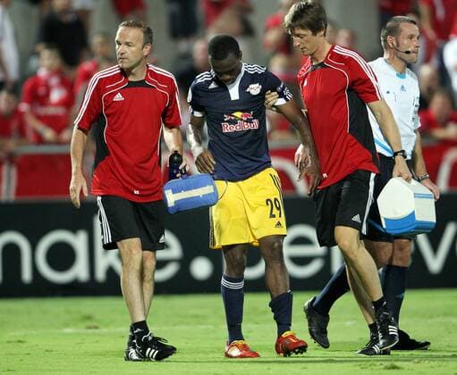 FUSSBALL - CL Play-Off, TEL AVIV,24.AUG.10 - FUSSBALL - UEFA Champions League, Play-Off, Hapoel Tel Aviv (rot) vs Red Bull Salzburg (dunkelblau). Bild zeigt Louis Ngwat Mahop (RBS).  o0 Verletzung