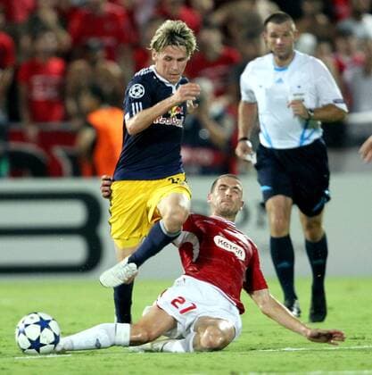 FUSSBALL - CL Play-Off, TEL AVIV,24.AUG.10 - FUSSBALL - UEFA Champions League, Play-Off, Hapoel Tel Aviv (rot) vs Red Bull Salzburg (dunkelblau). Bild zeigt Christoph Leitgeb (RBS) und Romain Rocchi (Tel Aviv). 