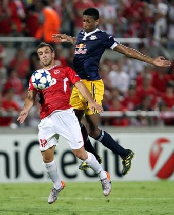 FUSSBALL - CL Play-Off, TEL AVIV,24.AUG.10 - FUSSBALL - UEFA Champions League, Play-Off, Hapoel Tel Aviv (rot) vs Red Bull Salzburg (dunkelblau). Bild zeigt Victor Maree (Tel Aviv) und David Mendes da Silva (RBS). 