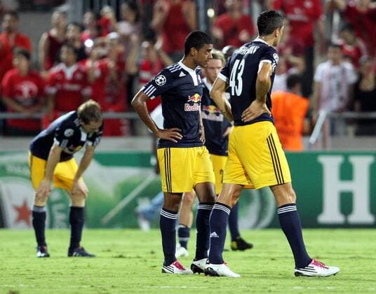 FUSSBALL - CL Play-Off, TEL AVIV,24.AUG.10 - FUSSBALL - UEFA Champions League, Play-Off, Hapoel Tel Aviv (rot) vs Red Bull Salzburg (dunkelblau). Bild zeigt v.li. die Enttäuschung von Christian Schwegler, Alan de Carvalho und Joaquin Boghossian (RBS). 