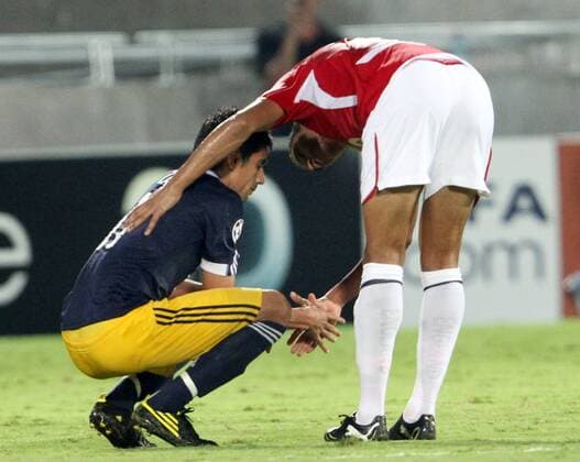 FUSSBALL - CL Play-Off, TEL AVIV,24.AUG.10 - FUSSBALL - UEFA Champions League, Play-Off, Hapoel Tel Aviv (rot) vs Red Bull Salzburg (dunkelblau). Bild zeigt Gonzalo Zarate (RBS).  o0 Enttäuschung