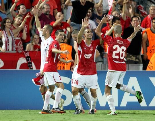 FUSSBALL - CL Play-Off, TEL AVIV,24.AUG.10 - FUSSBALL - UEFA Champions League, Play-Off, Hapoel Tel Aviv (rot) vs Red Bull Salzburg (dunkelblau). Bild zeigt v.li. den Jubel von Omri Kende, Gil Vermouth und Avihay Yadin (Tel Aviv).  o0 Freude