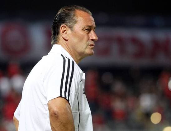 FUSSBALL - CL Play-Off, TEL AVIV,24.AUG.10 - FUSSBALL - UEFA Champions League, Play-Off, Hapoel Tel Aviv (rot) vs Red Bull Salzburg (dunkelblau). Bild zeigt Trainer Huub Stevens (RBS). 