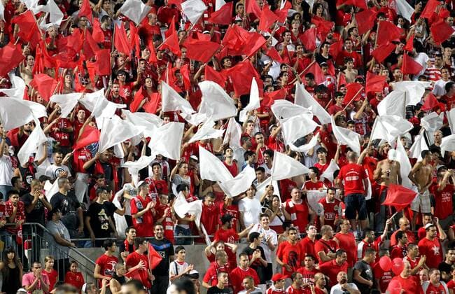FUSSBALL - CL Play-Off, TEL AVIV,24.AUG.10 - FUSSBALL - UEFA Champions League, Play-Off, Hapoel Tel Aviv. Bild zeigt Fans.  o0 Zuschauer Totale Objekte Fahne Fanfahne