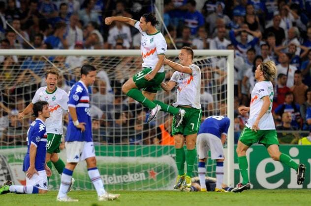 FUSSBALL CHAMPIONS LEAGUE SAISON 2010 2011 PLAY-OFFS RUECKSPIEL Sampdoria Genua (blau) - SV Werder Bremen (weiß), am 24.08.2010 --- Torjubel: Claudio PIZARRO (Mitte) bejubelt seinen Treffer zum 3:2. Mit den Torschützen freuen sich Philipp BARGFREDE (li), Marko ARNAUTOVIC (3. von rechts) und Clemens FRITZ (re, alle Bremen) ---  FUL99240810006 o0 Jubel Freude