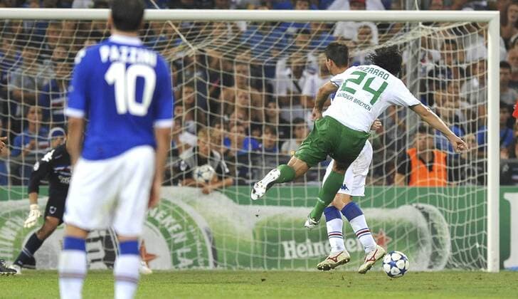 Tor - Claudio Pizarro (Werder Bremen) schiesst das 3:2 --- Sampdoria Genoa vs SV Werder Bremen Champions League 2010 2011 Play-offs 2nd leg Stadio Luigi Ferraris di Marassi, Genua --- giorgioxperottino