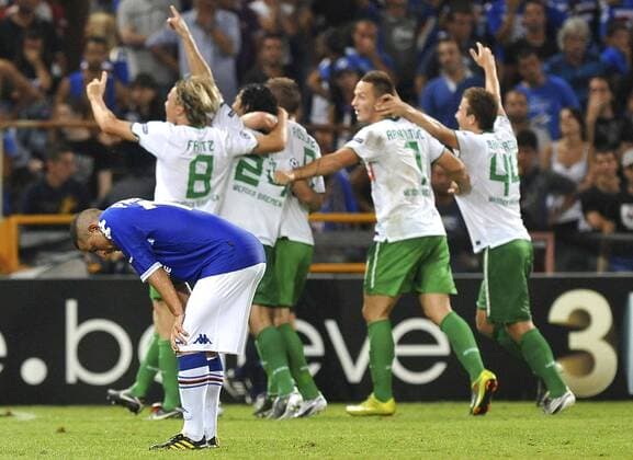 Angelo Palombo (Sampdoria Genua) ist enttäuscht, während die Spieler von Werder Bremen das 3:2 feiern --- Sampdoria Genoa vs SV Werder Bremen Champions League 2010 2011 Play-offs 2nd leg Stadio Luigi Ferraris di Marassi, Genua --- giorgioxperottino o0 Jubel Freude Freud und Leid