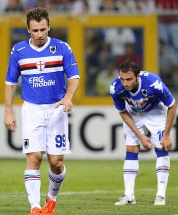 Antonio Cassano (li.) und Giampaolo Pazzini (beide Sampdoria Genua) enttäuscht --- Sampdoria Genua (blau) vs SV Werder Bremen (weiß) Champions League 2010 2011 Play-offs 2nd leg Stadio Luigi Ferraris di Marassi, Genua 