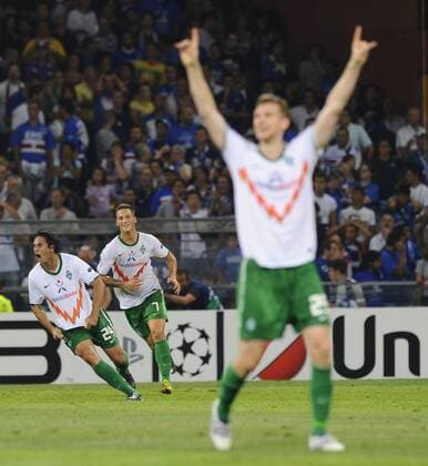 Claudio Pizarro (li.) und Marko Arnautovic (beide Werder Bremen) - Torjubel nach dem 3:2 --- Sampdoria Genua (blau) vs SV Werder Bremen (weiß) Champions League 2010 2011 Play-offs 2nd leg Stadio Luigi Ferraris di Marassi, Genua  o0 Jubel Freude