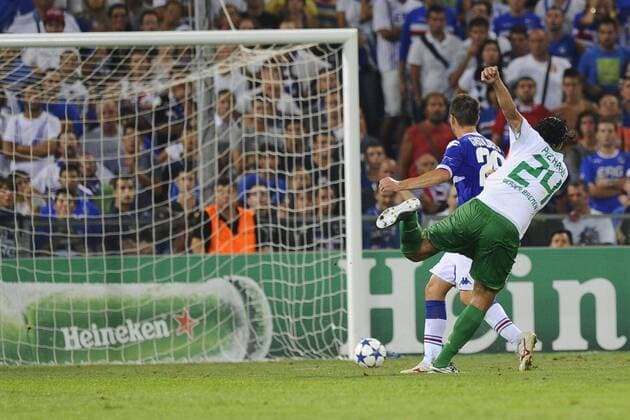 Tor - Claudio Pizarro (Werder Bremen) schiesst das 3:2 --- Sampdoria Genua (blau) vs SV Werder Bremen (weiß) Champions League 2010 2011 Play-offs 2nd leg Stadio Luigi Ferraris di Marassi, Genua 
