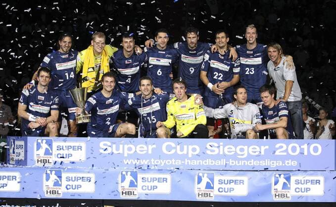 Sieger HSV Hamburg -- Hi.v.li. Bertrand Gille, Johannes Bitter, Domagoj DUVNJAK, Blazenko Lackovic, Igor Vori, Marcin Lijewski, Pascal Hens, Stefan Schröder, vorn Matthias Flohr, Michael Kraus, Guillaume Gille, Per Sandström, Torsten Jansen, Hans Lindberg ---- Supercup in München o0 Jubel Freude Totale