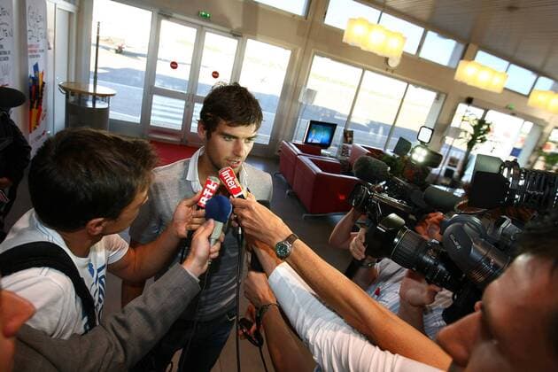 Ankunft von Yoann Gourcuff, Neuzugang bei Olympique Lyon - - Interview am Flughafen - Lyon - 24-08-10 xEddyLEMAISTREx  o0 Privat