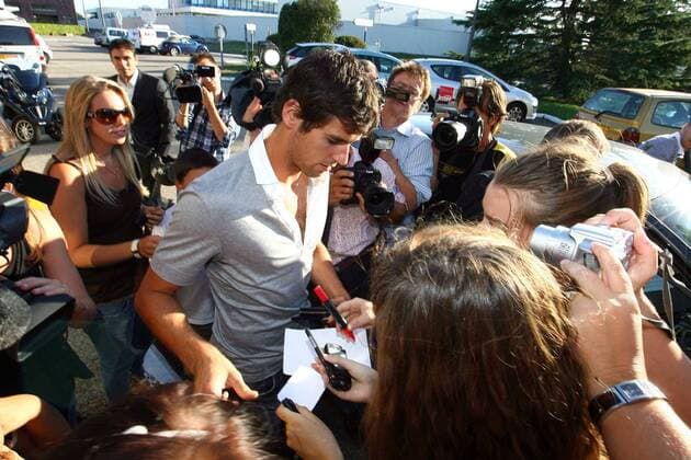 Ankunft von Yoann Gourcuff, Neuzugang bei Olympique Lyon - Fans bekommen Autogramme - 24-08-10 xEddyLEMAISTREx  o0 Privat