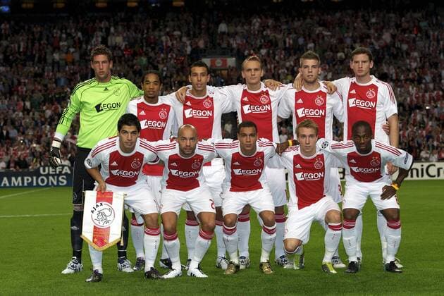 Mannschaftsfoto Ajax Amsterdam, hi.v.li.: Maarten Stekelenburg, Urby Emanuelson, Mounir El Hamdaoui, Siem de Jong, Toby Alderweireld und Jan Vertonghen; vorn: Luis Suarez, Demy de Zeeuw, Gregory van der Wiel, Christian Eriksen und Eyong Enoh xVIxwjxdijkdrentxIVx 164084