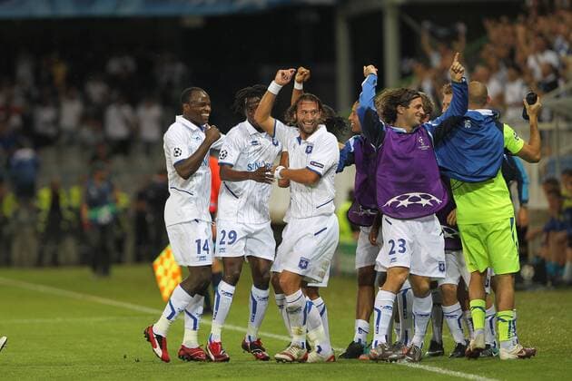 AJ Auxerre (weiß) vs Zenit St. Petersburg (blau) - Champions League Play Off, Auxerre: Torjubel um Torschütze Cedric HENGBART (C) - XStephanieX -