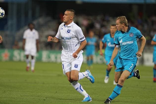 AJ Auxerre (weiß) vs Zenit St. Petersburg (blau) - Champions League Play Off, Auxerre: Ireneusz Jelen gegen Aleksandr Anyukov - XStephanieX -