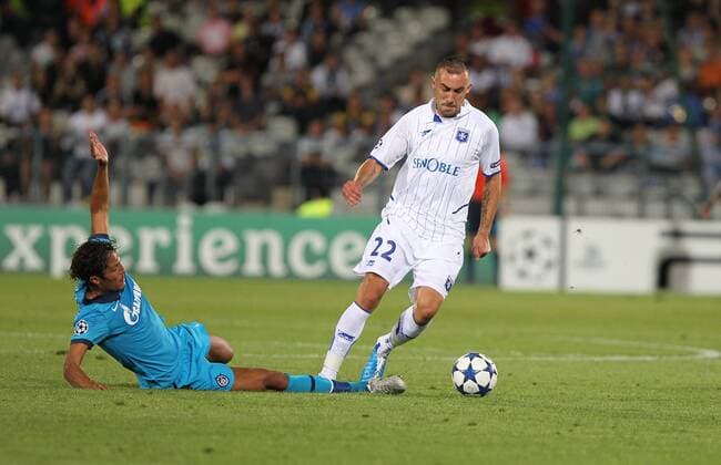 AJ Auxerre (weiß) vs Zenit St. Petersburg (blau) - Champions League Play Off, Auxerre:-Ireneusz JELEN (R) - XStephanieX -