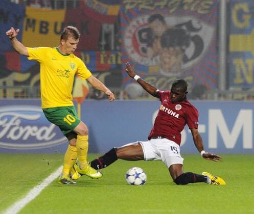 Tomas Majtan, left, of MSK Zilina and Bondoa Adiaba, right, of Sparta Praha fight for the ball during the Champions League qualifying play-off match MSK Zilina - Sparta Praha in Zilina Tuesday, Aug. 25, 2010. (CTKxPhoto MarianxPeiger)  CTKPhoto79201008250902401