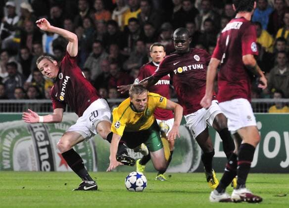 Mario PECALKA, centre, of MSK Zilina, Juraj KUCKA, left, and Bondoa ADIABA, right, both of Sparta Praha fight for the ball during the Champions League qualifying play-off match MSK Zilina - Sparta Praha in Zilina Tuesday, Aug. 25, 2010. (CTKxPhoto JaroslavxPodhorsky)  CTKPhoto7201008250938801
