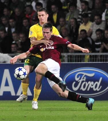Robert JEZ, back, of MSK Zilina and Stepan VACHOUSEK, front, of Sparta Praha fight for the ball during the Champions League qualifying play-off match MSK Zilina - Sparta Praha in Zilina Tuesday, Aug. 25, 2010. (CTKxPhoto JaroslavxPodhorsky)  CTKPhoto7201008250944001 o0 Werbebande, Bande, Werbung, Ford