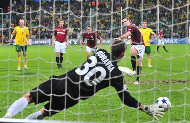 Goalkeeper Martin DUBRAVKA of MSK Zilina catches penalty kicked by Jiri KLADRUBSKY of Sparta Praha during the Champions League qualifying play-off match MSK Zilina - Sparta Praha in Zilina Tuesday, Aug. 25, 2010. (CTKxPhoto JaroslavxPodhorsky)  CTKPhoto7201008250951701 o0 Abwehr
