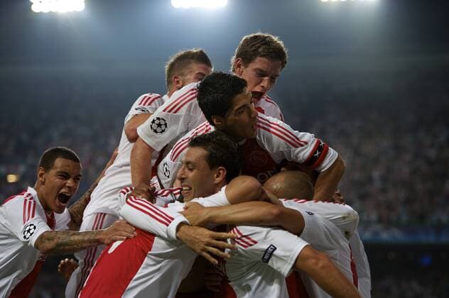 Mounir El Hamdaoui (ahead) - AFC Ajax Amsterdam (white) vs. Dinamo Kiev (blue) - Kiev Play-offs Champions League 2010 2011 xVIxwjxdijkdrentxIVx 164206