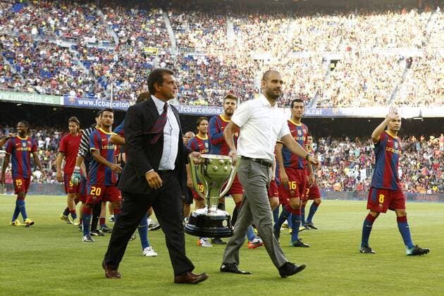 FC Barcelona s players, ex president Joan Laporta (L) and the coach Pep Guardiola with the Trophy of Champions in La Liga 2009-2010 during Joan Gamper Trophy. August 25,2010.  (20144964) o0 Barca sieg Objekte josep Meister ESP Verabschiedung