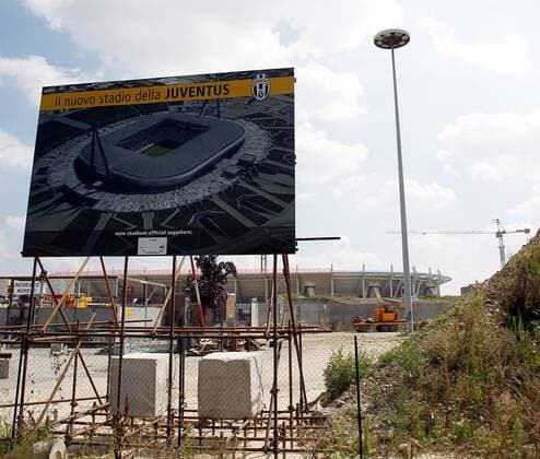 TURIN,ITALIEN,25.AUG.10 - FUSSBALL - Juventus Turin, Bild zeigt ein Schild und die Baustelle des neuen Stadions.  o0 Stadionbau Neubau Bauarbeiten Stadion Objekte