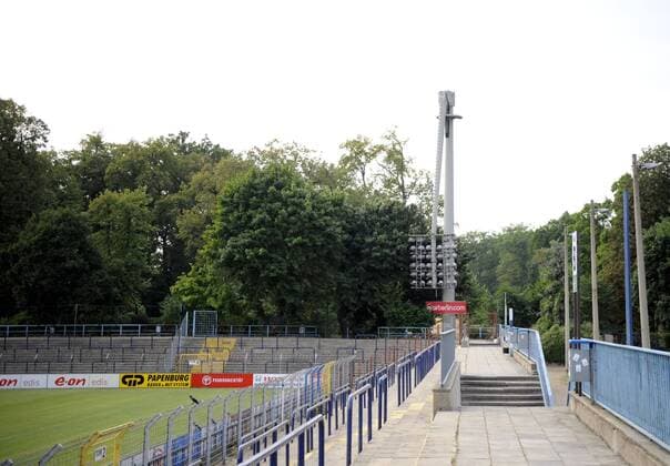 22.07.2010, Potsdam - Abgeknickter Flutlichtmast im Karl Liebknecht Stadion - Heimspielstätte des SV Babelsberg 03 o0 Objekte Flutlicht Mast kaputt zerstört defekt Totale
