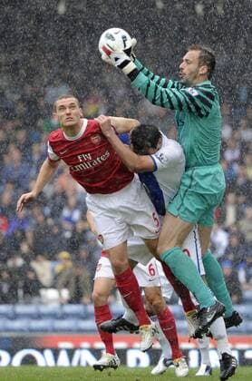 Manuel Almunia of Arsenal FC London collects the ball under pressure from Nikola Kalinic c. of Blackburn Rovers as he forces his way past Thomas Vermaelen of Arsenal FC London Barclays Premier League Blackburn Rovers v Arsenal 28th August, 2010 EDITORIAL USE ONLY. No use with unauthorised audio, video, data, fixture lists, club league logos or live services. Online in-match use limited to 120 images, no video emulation. No use in betting, games or single club league player publications.