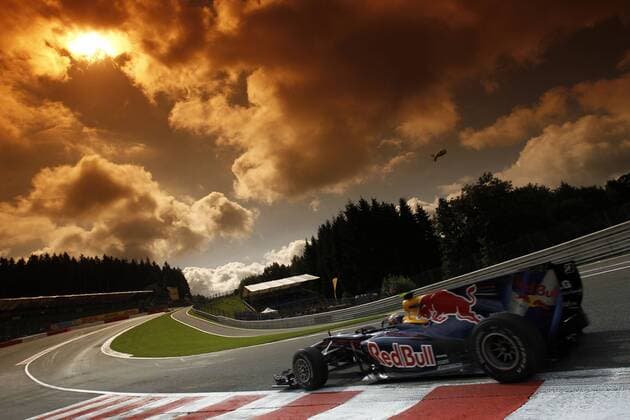 Motorsports Formula 1: World Championship 2010, GP of Belgium, 06 Mark Webber (AUS, Red Bull Racing), xHOCHxZWEIx o0 Himmel Wolke Sonne Totale Farbeffekt Stimmung Atmosphäre o0 Eau Rouge Kurve