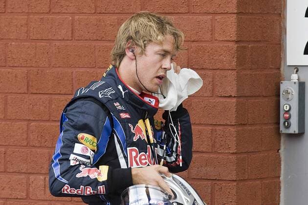 Masslos enttäuscht: Sebastian VETTEL (GER), Red Bull Racing, nach dem Qualifying in dem er nur den vierten 4. Platz belegte; Enttäuschung, Frust, Verlierer; Halbfigur, Querformat; Parc Ferme; Qualifying, Qualifikation am 28.08.2010 in Spa Belgien; Formel 1 Grosser Preis von Belgien in Spa-Francorchamps am 29.08.2010