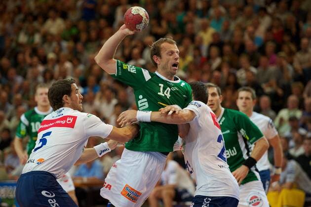 Dalibor Anusic (FAG) im Wurf gegen links Torsten Jansen und rechts Marcin Lijewski (beide HSV) Handball 1.Bundesliga Herren 2010 2011, Frisch Auf Goeppingen - HSV Hamburg, EWS Arena Goeppingen (Germany)