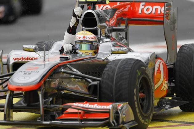 Lewis Hamilton (McLaren Mercedes) jubelt über den Sieg beim GP Belgien 2010 Formel 1 Grand Prix Belgien 2010