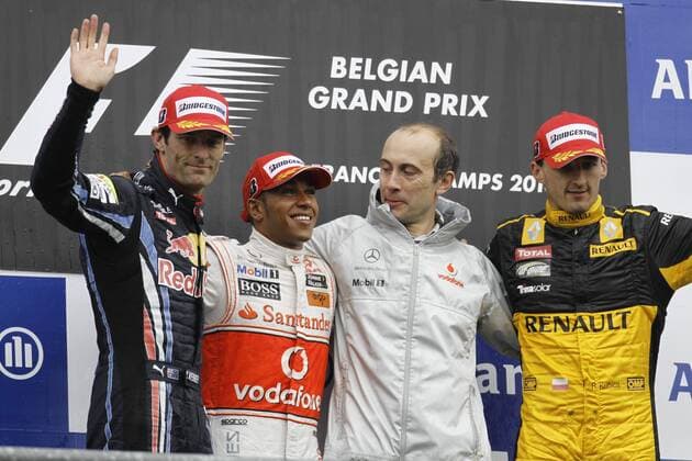 Zweitplatzierte Mark Webber (Red Bull Racing, L), Sieger Lewis Hamilton (McLaren Mercedes, 2L), Robert Kubica (Renault F1, R) GP Belgien 2010 Formel 1 Grand Prix Belgien 2010
