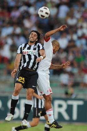 AS Bari (weiß) - Juventus Turin (schwarz): Jorge Martinez (li.) gegen Almiron  o0 Juve