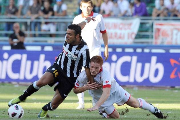 AS Bari (weiß) - Juventus Turin (schwarz): Fabio Quagliarella (li.) gegen Alessandro Gazzi  o0 Juve