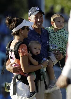Matt Kuchar (USA) is greeted by his family (wife Siby, son Cameron (R) and son Carson) on the 18th green after the final round of The Barclays at Ridgewood Country Club in New Jersey on August 29, 2010.  NYP20100829119 o0 Jubel, Freude, Sohn, Kind, Frau, Ehefrau, Spielerfrau