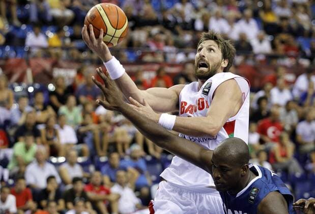 Lebanon (white) vs France (blue). Day 2 of the 2010 FIBA World Championship in Izmyr. 29 August 2010. - Jackson Vroman (Lebanon) 